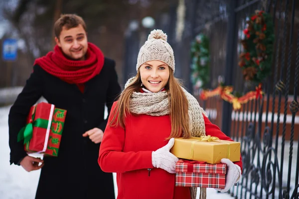 Coppia amorosa con scatole regalo — Foto Stock