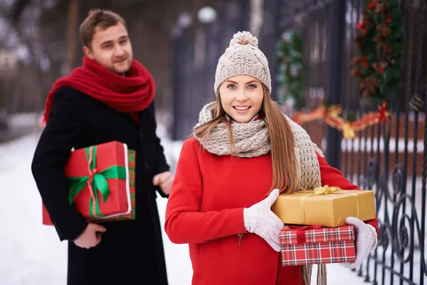 Amorösa par med presentförpackning — Stockfoto