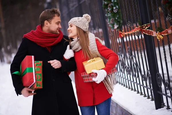 Amorösa par med presentförpackning — Stockfoto