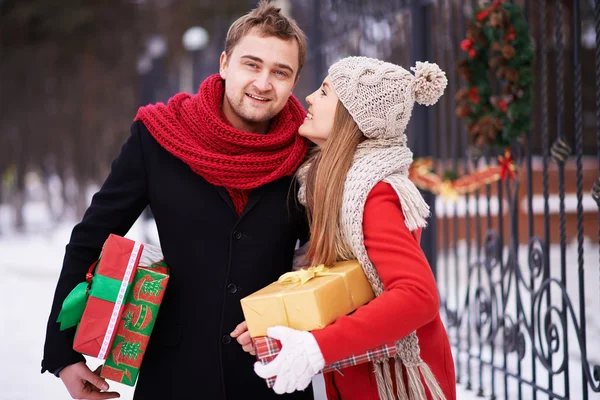 Verliebtes Paar mit Geschenkschachteln — Stockfoto