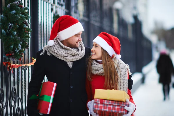 Amorösa par med presentförpackning — Stockfoto