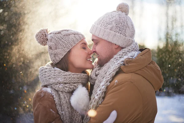 Jovem casal amoroso no inverno — Fotografia de Stock