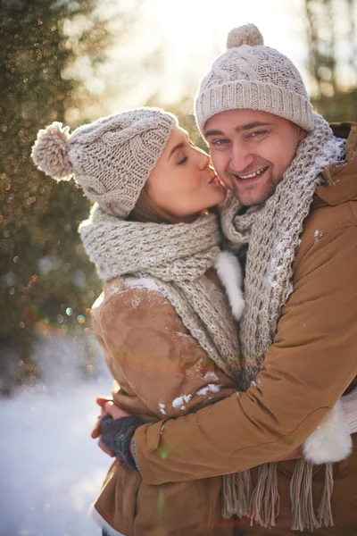 Молодая влюбленная пара зимой — стоковое фото