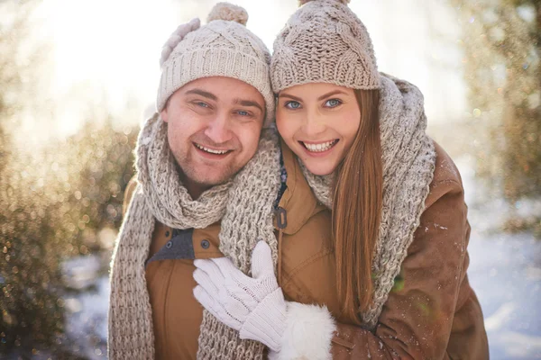 Junges verliebtes Paar im Winter — Stockfoto