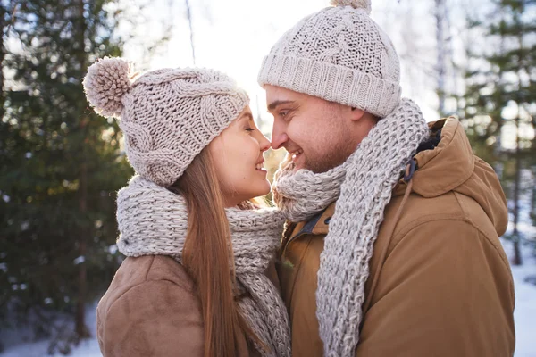 Giovane coppia amorosa in inverno — Foto Stock