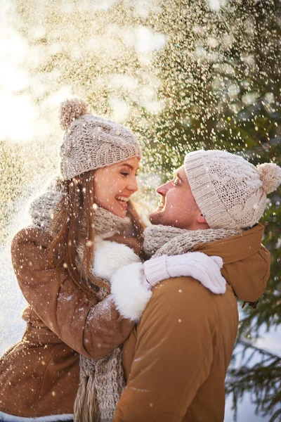 Jovem casal amoroso no inverno — Fotografia de Stock