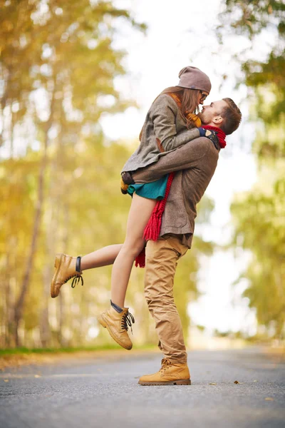 Snygga unga par i kärlek — Stockfoto