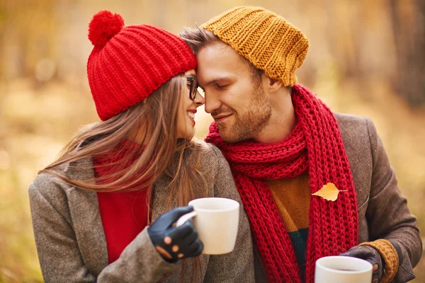 Elegante joven pareja enamorada — Foto de Stock