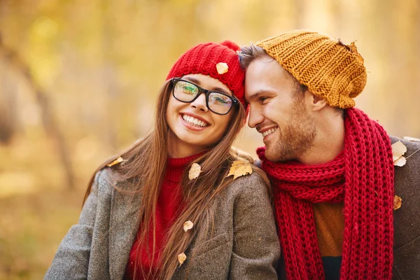 Stijlvolle jonge paar verliefd — Stockfoto