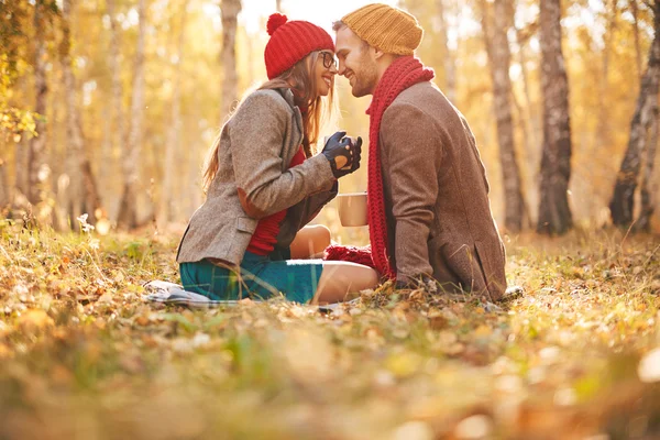 Elegante joven pareja enamorada — Foto de Stock