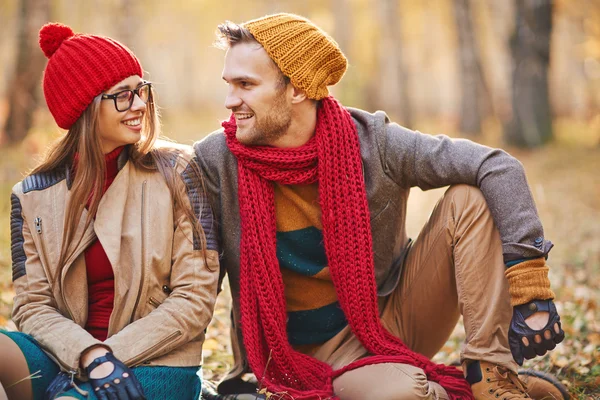 Elegante jovem casal apaixonado — Fotografia de Stock