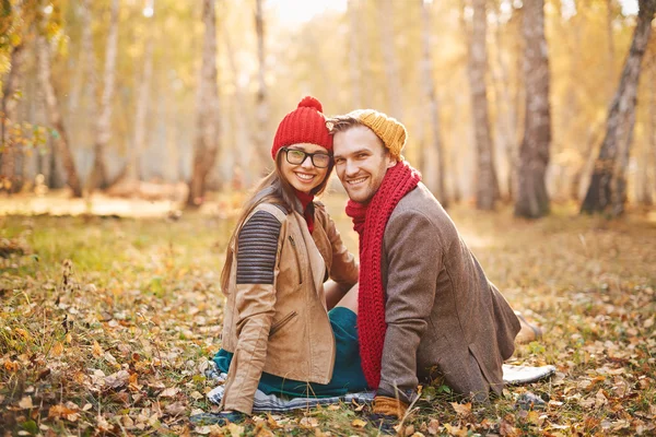 Elegante joven pareja enamorada — Foto de Stock