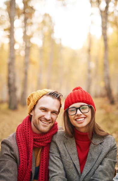 Snygga unga par i kärlek — Stockfoto