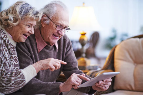 Ouder paar met touchpad — Stockfoto
