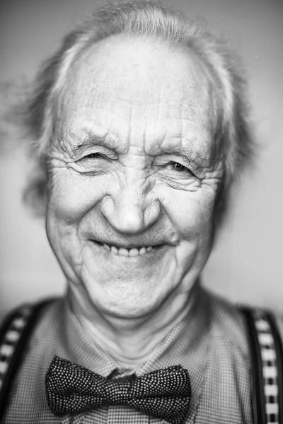 Elegante hombre mayor con pajarita —  Fotos de Stock