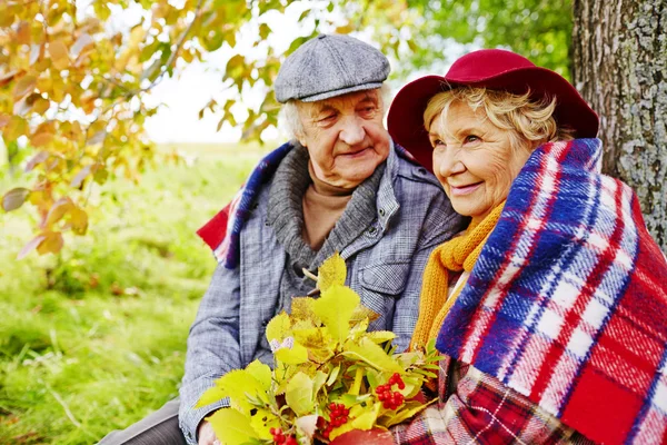 Senior couple enjoying rest in park — Stock Photo, Image