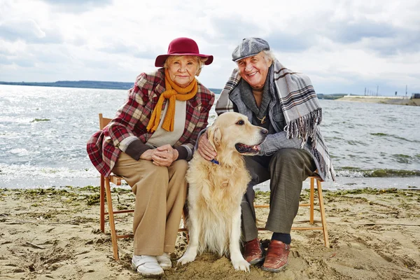 Aposentados felizes e cão — Fotografia de Stock