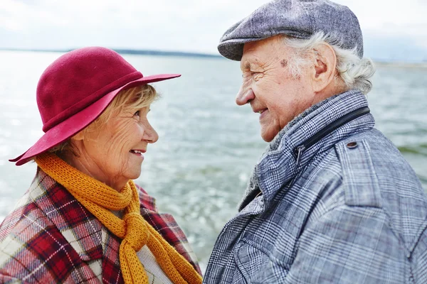 Ancianos felices sentados junto al mar —  Fotos de Stock