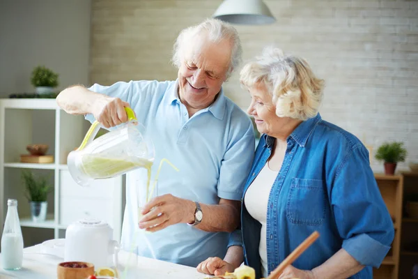 Starszy para w kuchni — Zdjęcie stockowe