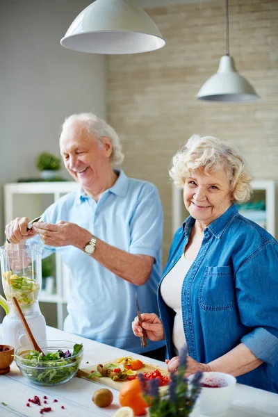 Senior paar in kitchen — Stockfoto