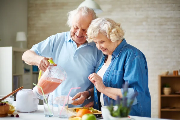 Senior couple at kitchen — Stock Photo, Image