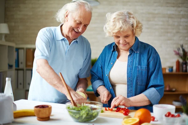 Senior paar in kitchen — Stockfoto