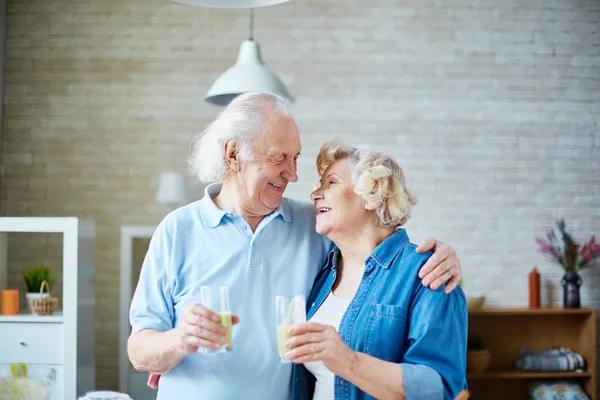 Senior couple at kitchen — Stock Photo, Image