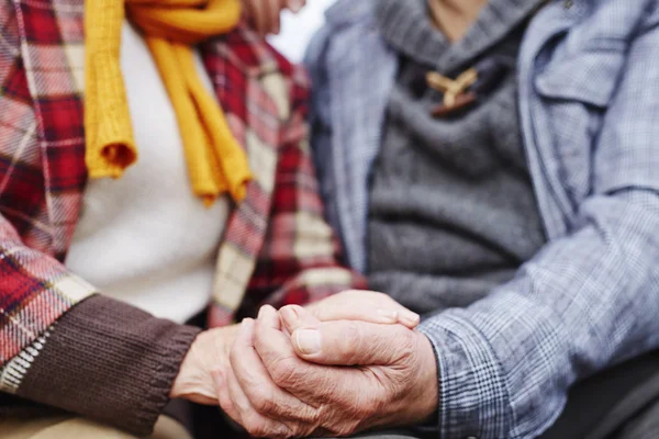 Händerna på senior man och kvinna — Stockfoto