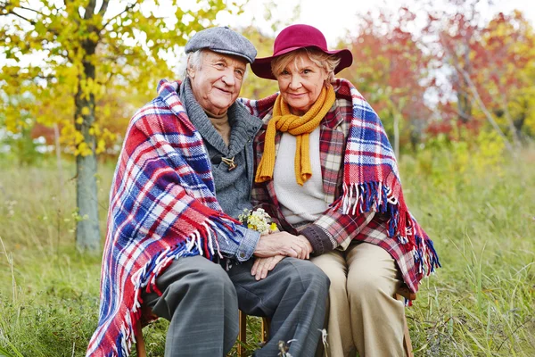 Starší pár, kteří požívají odpočinek v parku — Stock fotografie