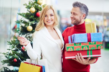 çiftle Noel alışveriş merkezinde sunar