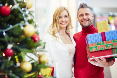 çiftle Noel alışveriş merkezinde sunar