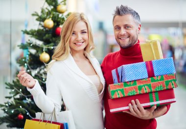 çiftle Noel alışveriş merkezinde sunar