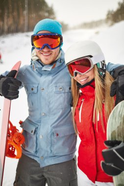 Birkaç genç snowboard düşkünleri