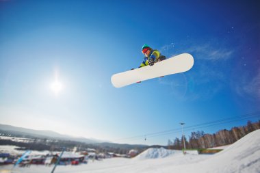 Kışın snowboard sporcusu