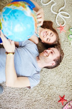 tatil için bekleyen çift