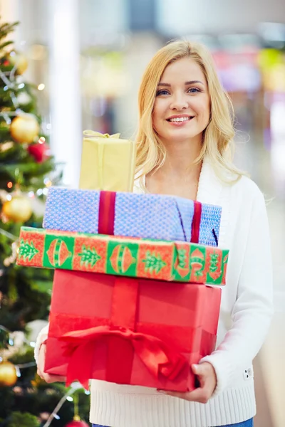 Mujer con montón de regalos de Navidad — Foto de Stock