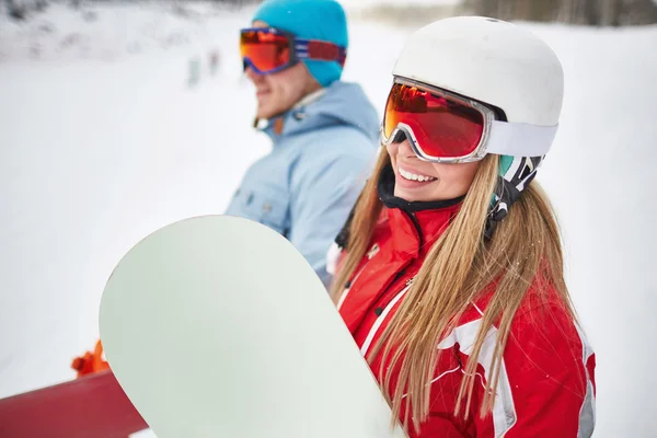 Couple of young snowboarders — Stock Photo, Image