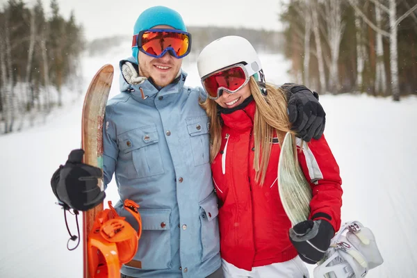 Пара молодых сноубордистов — стоковое фото