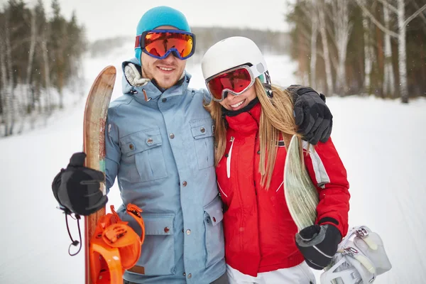 Pareja de jóvenes snowboarders —  Fotos de Stock