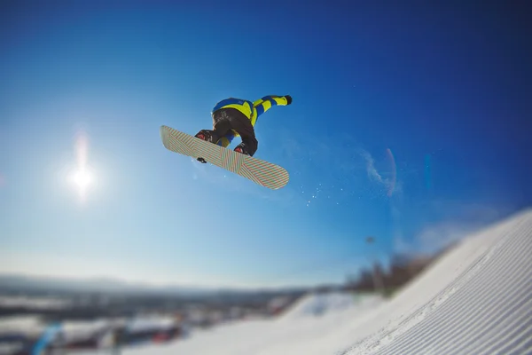 Спортсмен на сноуборде зимой — стоковое фото