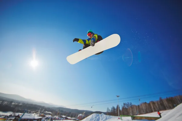 Sportsman snowboarding in winter — Stock Photo, Image