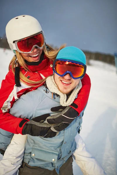 Casal afetuoso em sportswear inverno — Fotografia de Stock