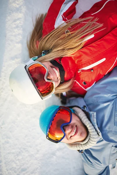 Aanhankelijk paar in winter sportkleding — Stockfoto