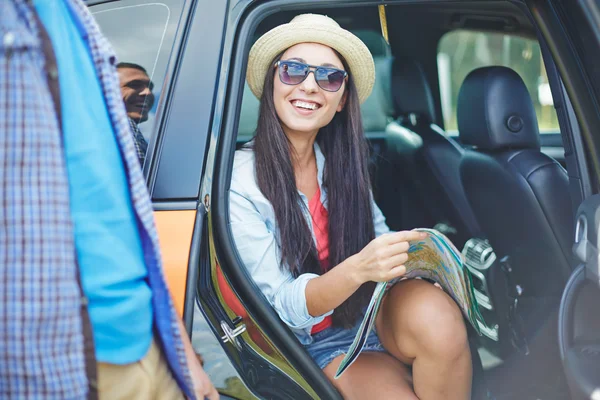 Reisende mit Karte sitzen im Auto — Stockfoto