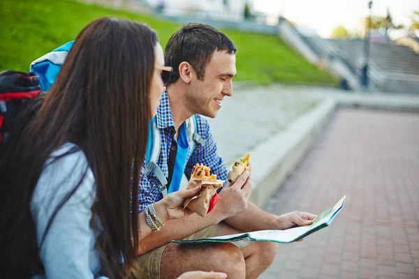 Young couple of travelers — Stock Photo, Image