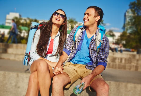 Casal jovem de viajantes — Fotografia de Stock