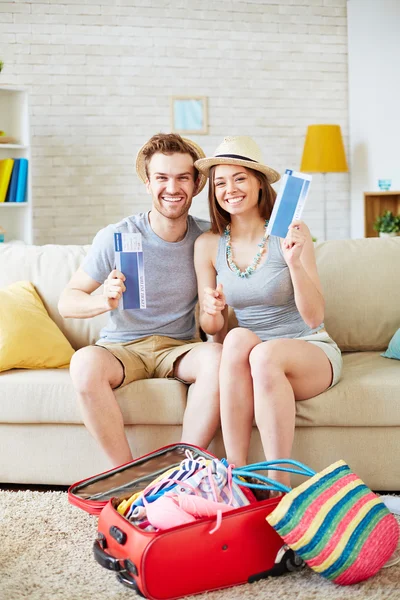 Jong koppel wachten op vakantie — Stockfoto