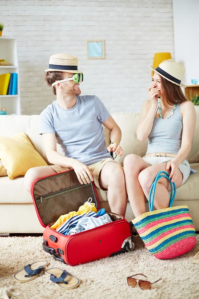 Pareja joven esperando vacaciones —  Fotos de Stock