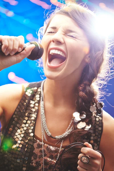 Vrouw die zingt met microfoon — Stockfoto