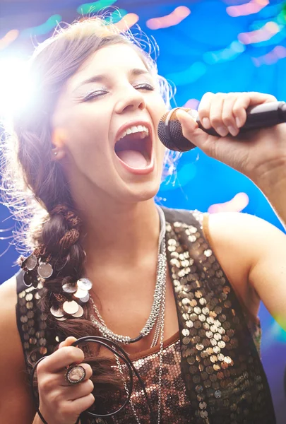 Donna che canta con microfono — Foto Stock